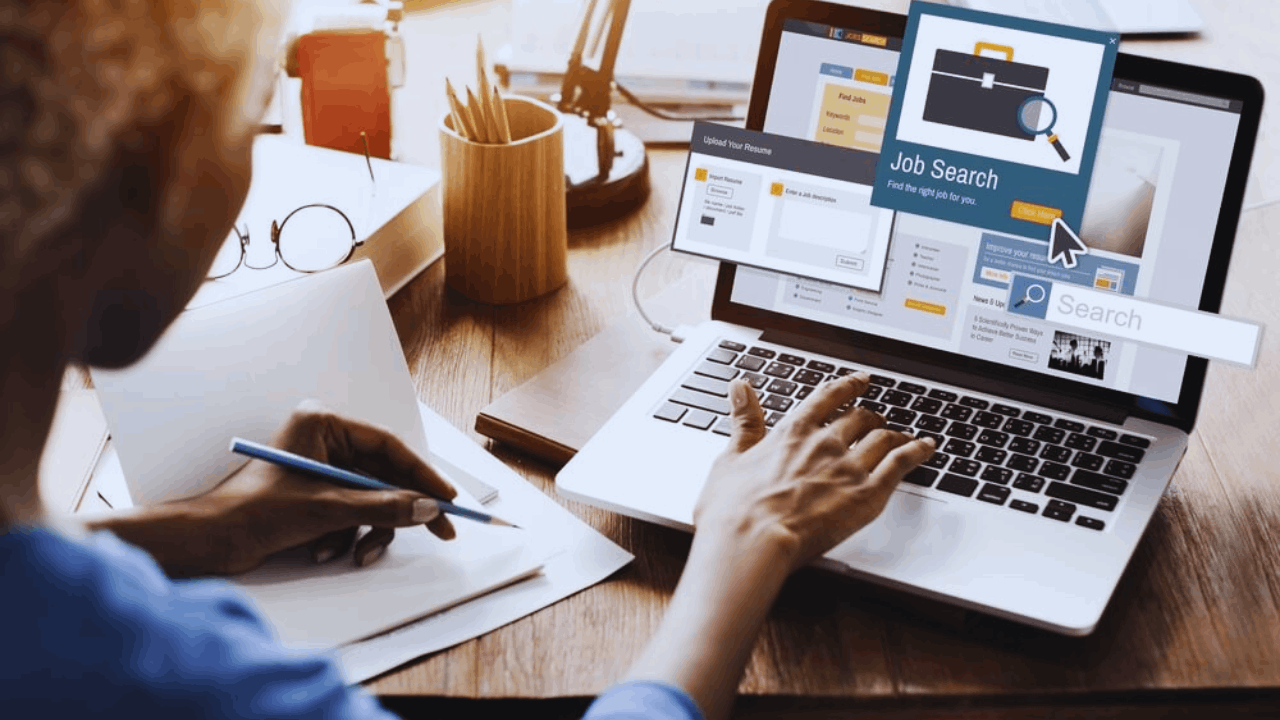 Guide étape par étape pour trouver un emploi dans les réseaux sociaux en ligne