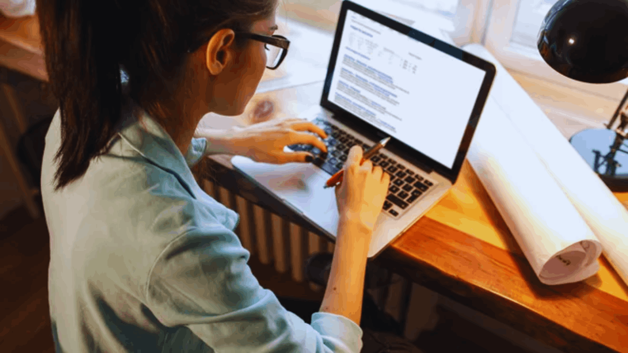 Comment décrocher un emploi en informatique en ligne : guide complet