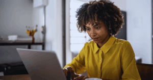 Comment décrocher un emploi en informatique en ligne : guide complet