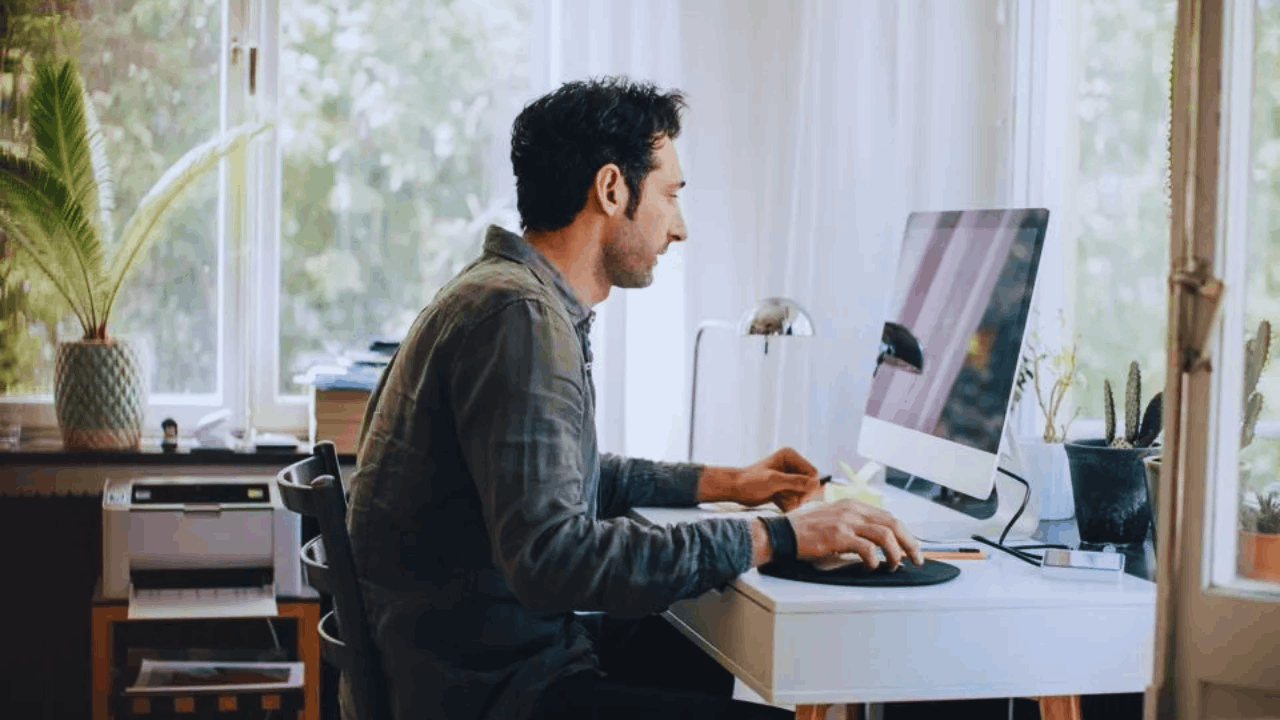Comment décrocher un emploi en informatique en ligne : guide complet