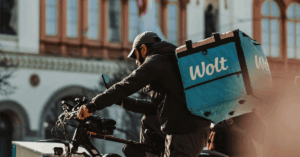 Comparaison entre livreurs auto-entrepreneurs et livreurs sous contrat en Europe – Ce que les coursiers doivent savoir